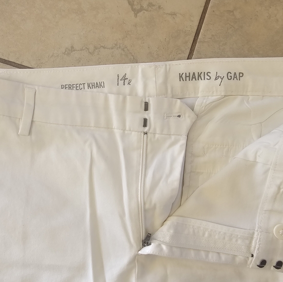 Gap Perfect Khaki - Picture 2 of 3
